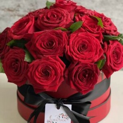 Red rose hat box - Quality Red roses made in a gorgeous hat box makes this a truly inspiring arrangement